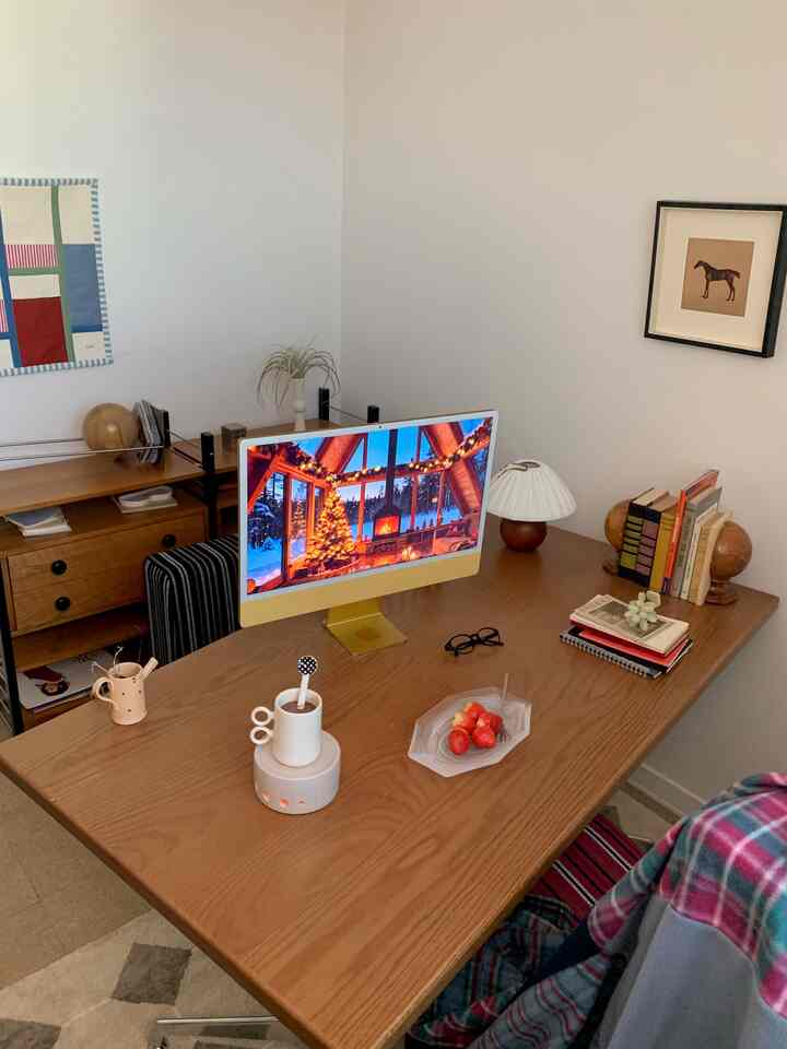 明るい木目調の書斎空間、木製デスクにアップルのiMacとイチゴ、本が置かれている雰囲気のあるインテリア