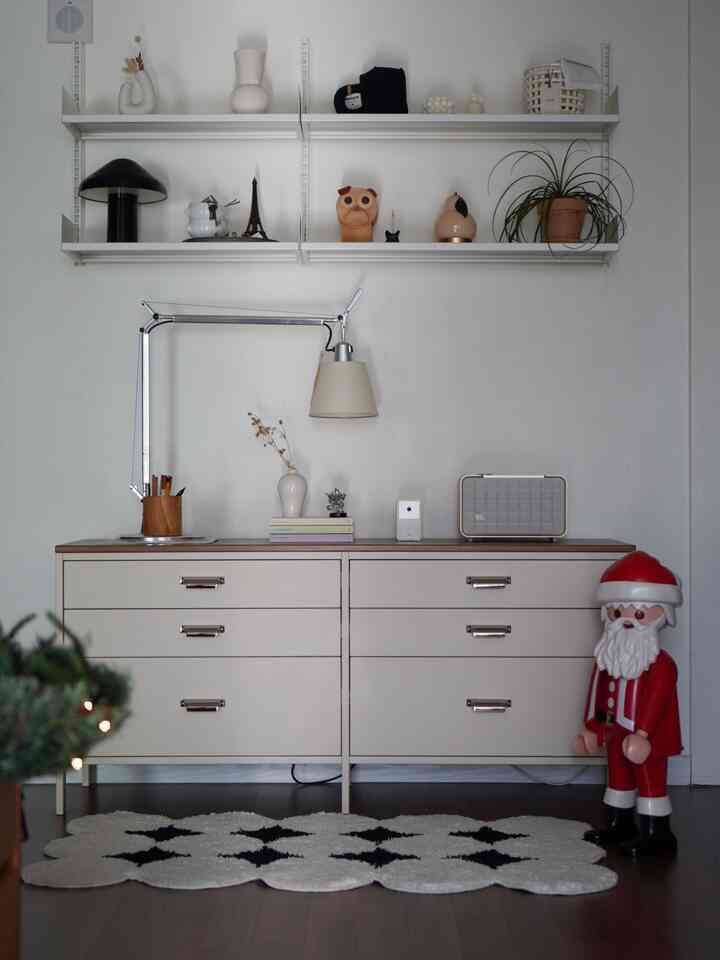 白と木目調の調和した6畳の部屋、棚とドレッサーが配置されたシンプルで整ったインテリア