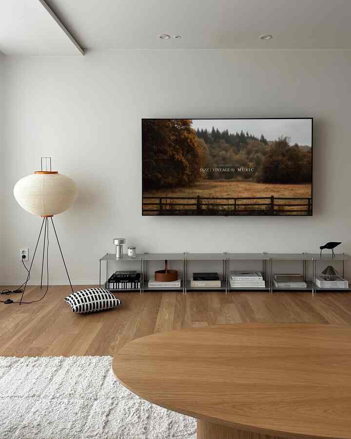 ナチュラルトーンのリビング、フロアランプと木製コーヒーテーブルが配置された落ち着いた空間