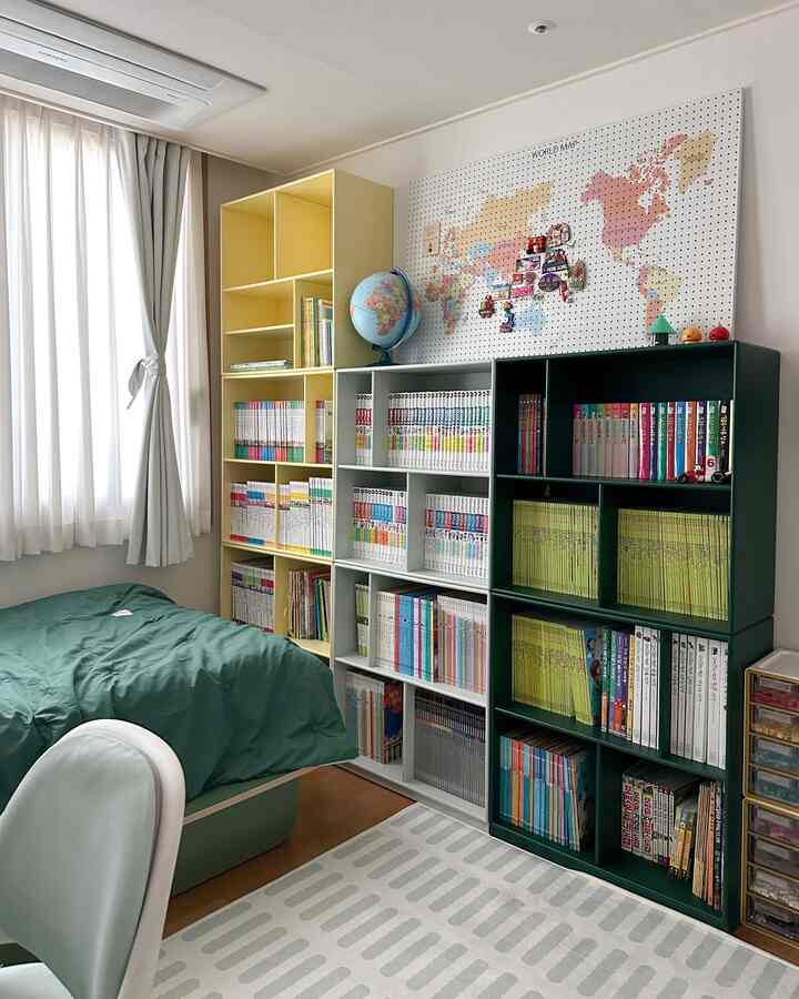Natural tones with green and yellow in a kids' bedroom featuring bookshelves and a world map for a cozy atmosphere