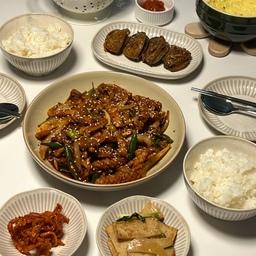 #콘수프기록집 #오늘의우리집 
✔️ 오징어볶음 / 전복장 / 어묵볶음 / 계란찜
상 치르느라 며칠만에 집밥 피드 돌아왔어요🥹 
본의 아니게 답방도 못가고 며칠 잠수였네요
매콤한 오징어볶음에 전자렌지로 계란찜 후다닥 만들고 있는 반찬들 꺼내서 먹었던 하루에요➰
오징어볶음 깻잎쌈 싸먹으면 얼마나 맛있게요 흐흐
다른 반찬들도 밥도둑이라 남편이랑 두 그릇씩 쓱싹했습니동
이번 주는 뭔가 내내 정신 없을 것 같지만,
틈틈이 놀러갈게요🩶
감기 조심하세요!
#집밥 #집밥메뉴 #집밥요리 #한식집밥 #집밥요리 #집밥이최고  #집밥기록 #집밥레시피 
#오징어볶음 #오볶 #전복 #전복장 #계란찜 #어묵볶음 