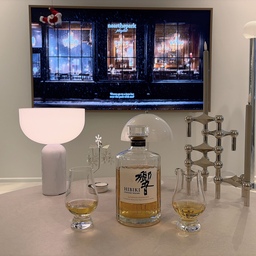 #오늘의우리집 4 오랜만에 위스키🥃✨
한동안 안마시다가 오랜만에 생각나서
자기 전 한잔. 맛도 좋고 분위기도 좋고
이만하면 행복하다 느끼는 밤입니다⭐️
#콘수프기록집 #맞팔 #맞팔해요 #맞팔환영 #행복한우리집 #화이트인테리어 #거실인테리어 #커먼테이블 #뉴웍스 #조명추천 #포터블조명추천 #소파인테리어 #마농조명 #라이마스조명 #감각적인인테리어 #러그인테리어 #위스키 
