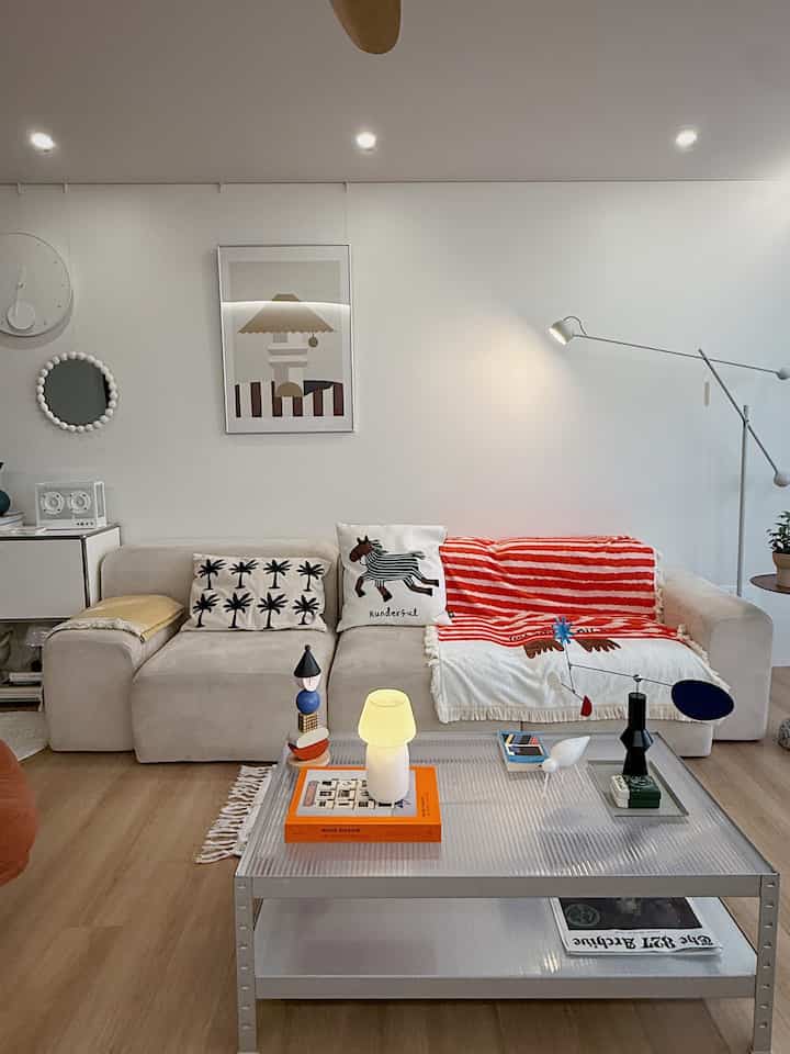 After getting married and having children, my desire to create a cozy and beautiful home just for our family grew stronger.
Through this process, Ohjip has been my most reliable guide.
Thanks to Ohjip, I've experienced the joy of gradually learning how I want to decorate my space and what my preferences are.

Even the smallest changes excite me, and I've come to love my home even more because of the diverse ideas and inspiration I've gained through Ohjip.

This home is now a space where our family's daily lives and warmth are layered upon each other.
Going forward, I want to continue creating homes that embody our stories with Ohjip.
I aim to continue this journey, creating a home where people always want to stay. 🤍

#2025HouseoftheYear #거실인테리어 #거실꾸미기 #집들이 #홈투어 #스칸디무드 #미드센츄리 #예쁜집 #인테리어소품 #조명맛집 #플로어조명 #포터블조명 #아이방인테리어 #집꾸미기 #소품추천 #컬러인테리어