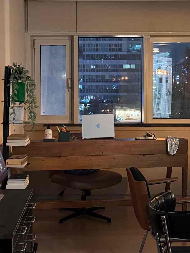 #콘수프기록집 #예쁜템최고야

The Essential Workspace for a Professional Work-from-Home Worker 🖥️⌨️👩🏻‍💻

To add warmth to my black and charcoal interior, I chose a wood desk. Everyone who visits my home compliments how pretty it is!〰️

If you want a chic and warm atmosphere, take my tips with you! 😉

#Wood Interior #책상 #책상인테리어 #데스크테리어

#Home Office #작업공간 #사무공간 #우드책상 #원목책상