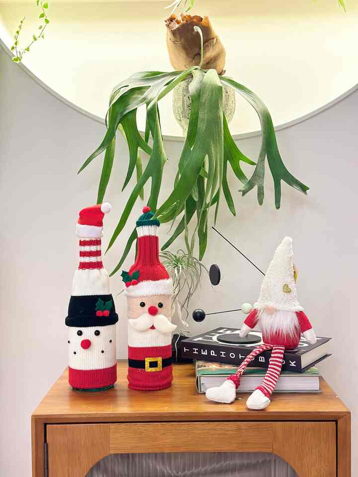＃今日の私たちの家の上でかわいいので注文したワインカバー🎅🏼⛄️
サンタの帽子と小さな滴の帽子までかぶせます。 
もっとふわふわで赤ちゃんの気持ちが出ましたよ♥️💚

✔️1+1なので価格も負担なく、 
クリスマスの雰囲気を出すには本当にぴったりです！

単にボトルにかぶせるだけでも空間にポイントを与えるのが良く、 
クリスマスシーズンの言い訳でこんな赤ちゃんの小物たちひとつずつ聴く楽しみがソソソ（合理的消費グッド🙌🏻） 

おかげで、今日の私たちの家ははるかに暖かくてかわいいクリスマスの雰囲気でいっぱいになりました✨🎄


＃コンスープ記録集＃クリスマス小道具＃クリスマス装飾＃クリスマスインテリア小道具＃クリスマス人形＃ワインカバー＃サンタ帽子＃クリスマスインテリア 