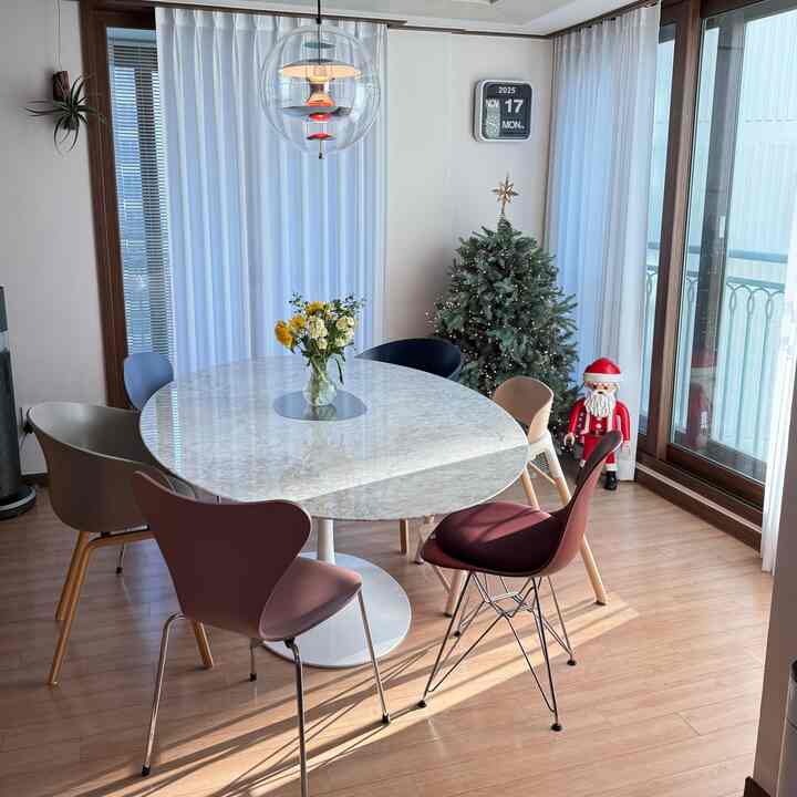 年末に友達を招待しなければなりません！
ニューダイニングテーブルとクリスマスシーズン❤️ 
#knoll #hay #verpan #임스체어 #세븐체어 #파텍