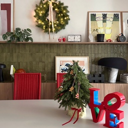 이제 딱 2주 남은 크리스마스🎄
저희집 크리스마스 무드는 계속 진행중이에요 👀♥️
풍성하고 리얼해서 분위기도 독보적인 통통리스는
클래식하게 가운데만 걸어둬도 이쁘더라구요.
아가랑 같이 즐기기에도 좋은 미니트리는
사이즈도 적당해서 볼 때마다 귀여워요 :)
아티파티 크리스마스 데코 컬렉션은
내일 12일부터 15일까지 진행되는
29cm 기획전에서 만나보실 수 있어요🪽
✨ 크리스마스 미니마켓 ✨
•12월 12일(금) - 15일(월)
•아티파티 미니트리 & 통통리스
•프로필 링크로 놀러가볼까요🎅🏼
#tovhaus #christmasdecor #christmastree #christmasseason #christmaslights #christmas2025 #크리스마스 #크리스마스데코 #아기가사는집 #미니트리 #크리스마스리스 #merrychristmas #오늘의집 #스페셜크리에이터 #오늘의집크리에이터 #아티파티 #이구홈 #29cmhome