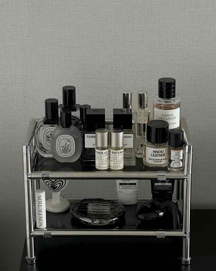 透明とシルバーの化粧台アクセサリーと香水が整理されたシルバーメタルの棚の清潔な空間