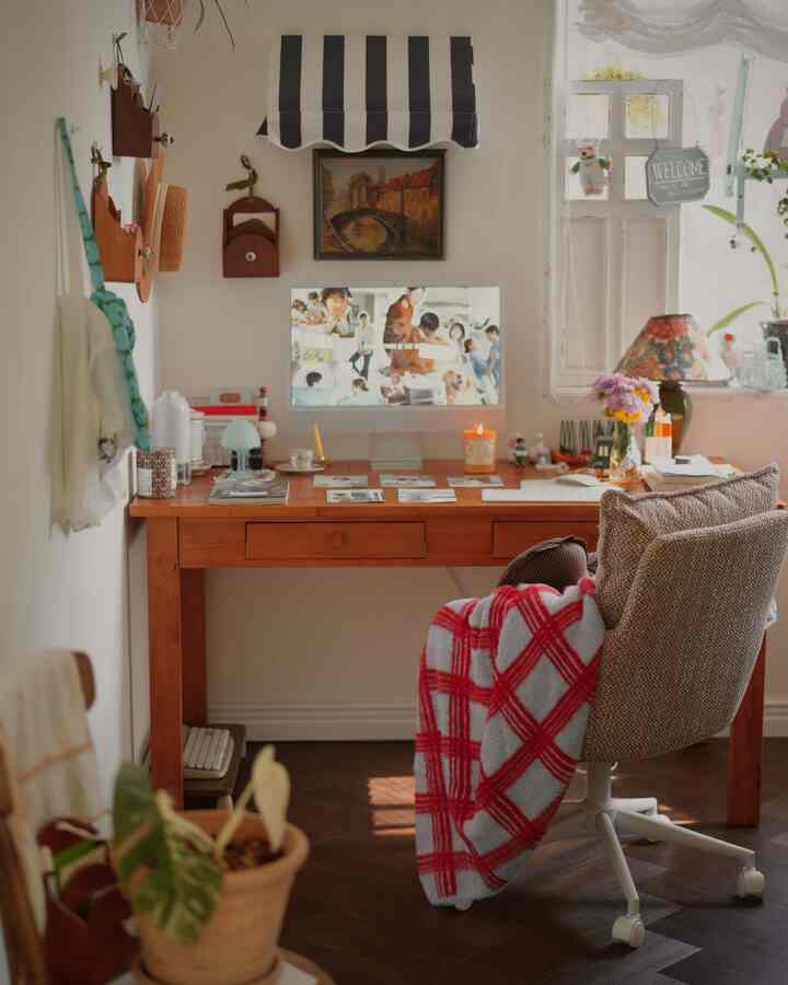 温かみのあるナチュラルトーンのホームオフィス、木製デスクとコンピューター、オフィスチェアが配置された居心地の良い作業空間