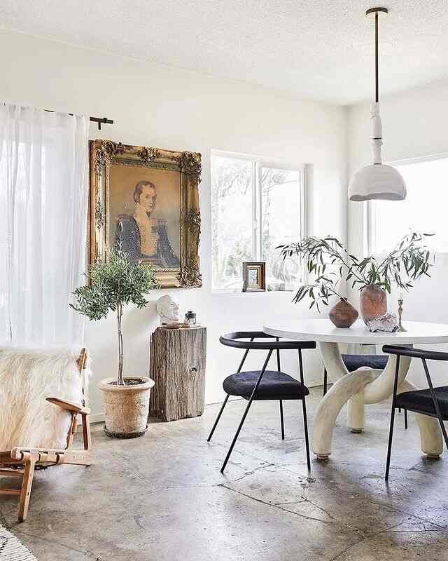 Sudut yang hangat dan nyaman dengan seni vintage, furnitur pahatan, dan sedikit tanaman hijau. Cahaya lembut, perabot bertekstur, dan ketenangan nyaman yang terasa alami dan tertata dengan apik.

#DekorasiRumah #ModernVintage #CozyInterior #ScandiVibes #ArtfulLiving #DesignInspiration

Kredit: @sacha.strebe