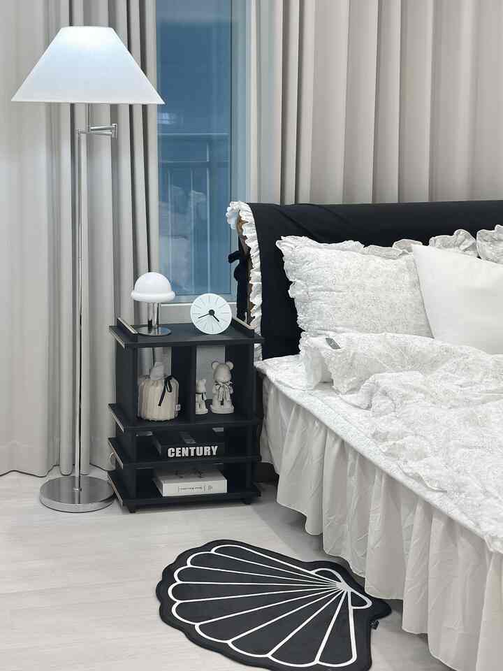 #오늘의우리집 #콘수프기록집

I moved my bed toward the window. 😲
It actually made it feel more spacious, so I was super happy. 🤍

#Bedroom #침실인테리어 #침실꾸미기 #침구 #툭 #툭선반
#BedroomRug #침실조명 #노르디아 #장스탠드 #화이트인테리어 #암막커튼 #침대커버 #침대스커트 #블랙인테리어 #에어컨커버 #맞팔 #소통