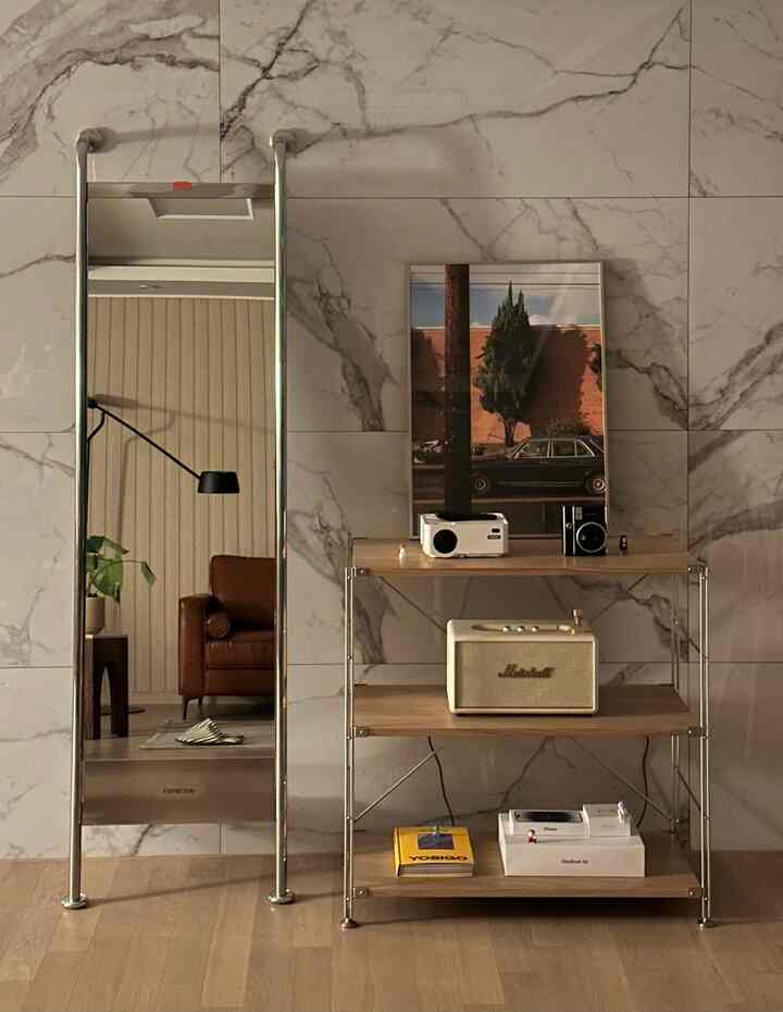 ホワイトマーブルの壁とブラウンの木製棚、鏡が配置されたモダンなリビングルーム