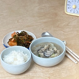 오늘은 자취방의 숙원사업인 주방 꾸미기를 해봤어요!
폼보드와 에코필름지를 오후내내 자르거 붙이고 ..
드디어 완성했습니다🎀 
만들때는 힘들었지만 완성하고 나니 맘에들어서 행복합니다🫧
새로워진 주방에서 굴국도 해먹고 
토요일에 따뜩하게 집에서 힐링했어요! 
#에코필름 #주방 #자취방주방 
#베이지인테리어 #굴국 #굴
