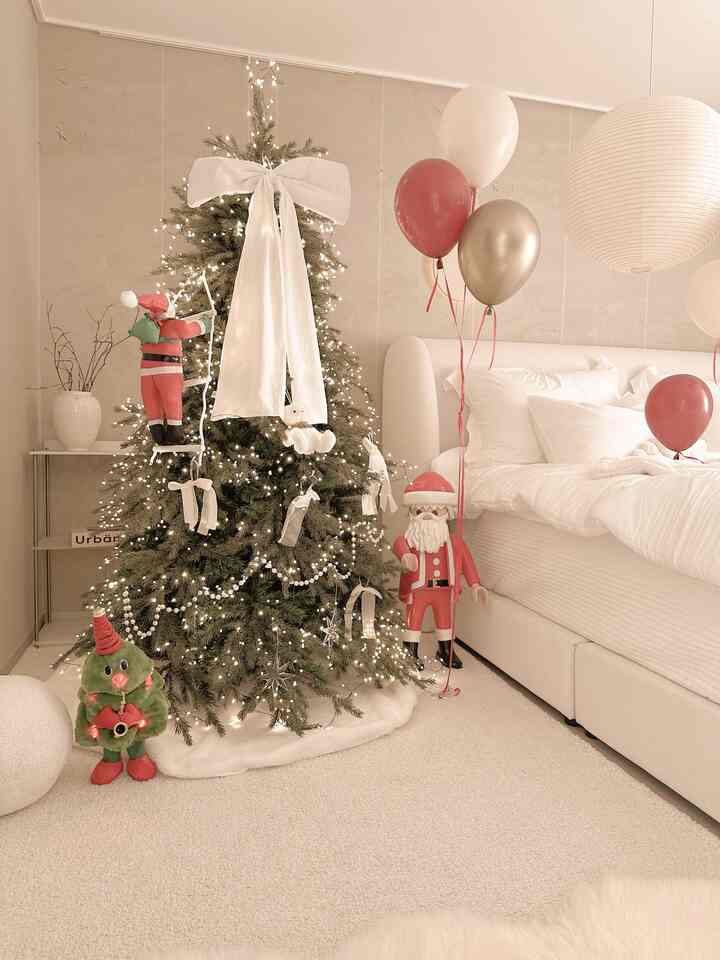 寝室にもクリスマスムード🎄
。
。
Instagramアカウント_sara_.home 

＃クリスマス＃クリスマス＃クリスマス＃準備＃ツリー＃ツリーおすすめ＃ツリーツール＃ベベデコ＃ベベデコツリー＃ツリーを飾る＃トリオナメント＃リボンオーナメント＃ホームスタイリング＃ホームインテリア＃セルフインテリア＃アパートインテリア＃ホワイトインテリア＃ホワイトインテリア#tree 