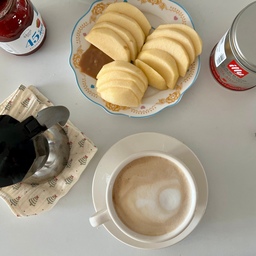 #오늘의우리집  #콘수프기록집 
주말 아침은 빵모닝, 아니아니 모닝빵 🍞
요즘 빠진 일리커피로 라떼 만들고 
각자 넣고싶은대로 넣어서 만든 간단 샌드위치! 
아침먹고 이것저것 하고 놀다보니 벌써 오후시간대네요 
남은 주말도 즐겁게 보내요오🤍
#우리집기록 #일상 #일상기록 #모카포트 #커피 #홈카페 #일리 #일리원두 #일리커피 #카페라떼 #홈라떼 #빵 #모닝빵 #아침 #주말 #주말식탁 #샌드위치 #모닝빵샌드위치 #인덕션 #주방 #주방공간 