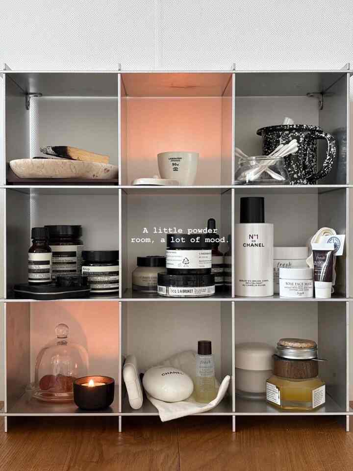 Cupboard -> Vanity shelf ✨🤍🤎

カップ棚メーカーは 
カップ棚で、ホームカフェ棚で、味付け棚として使って
化粧台にも使ってみます 😙✌🏻きれいじゃない…

顔に怠惰なのに…そんなに飾るとときめくこと…
手が行く 手が… 😙

#cupboard #vanityshelf 
#ヴィラドカサカップ棚 #컵선반 #파우더룸