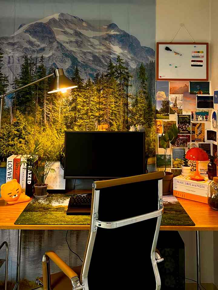 ナチュラルトーンのホームオフィス、木製のデスクと金属フレームのオフィスチェアが配置されたミッドセンチュリーモダンな雰囲気のインテリア