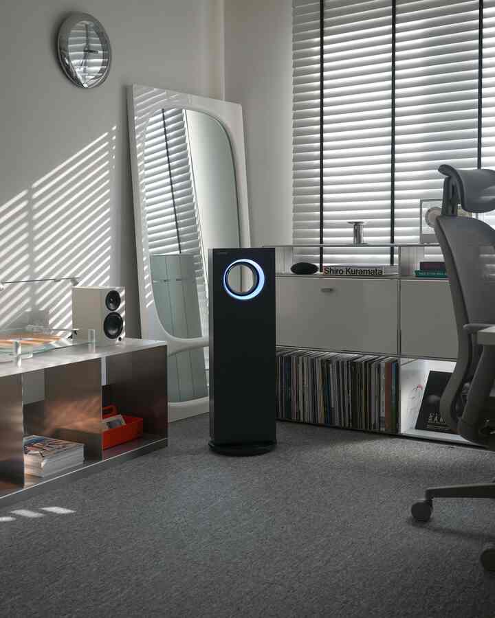 白とグレーのトーンのホームオフィス、全身鏡とモジュール家具、オフィスチェアが配置されたシンプルでモダンなインテリア