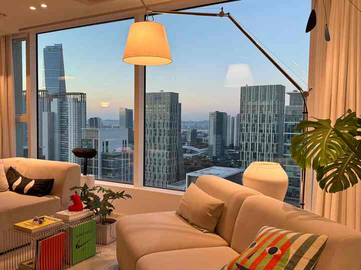 #콘수프기록집 #오늘의우리집
午前06時30分
まだ月がかけられている頃のピンク色の空。
ソファはモジュラーなので、以前の異なる組み合わせで
応用して使用中です^^
ピンクの夜明けの空と合う今日のベージュムードリビングルーム^^

#アルテミデ #artemide #리케 #lykke소파 
#motana #몬타나
