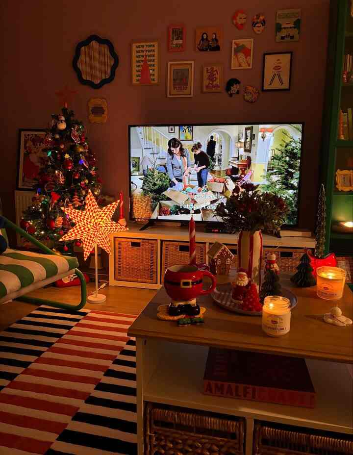 A cozy living room wrapped in warm lights, playful colors, and holiday charm.
Every corner tells a little Christmas story🌟

Credit:@gilmoresshome

#CozyLiving
#HolidayHome
#ChristmasInterior
#FestiveDecor
#ColorfulHome
#WarmInteriors
#LivingRoomInspo
#HomeAtmosphere
#SeasonalDecor