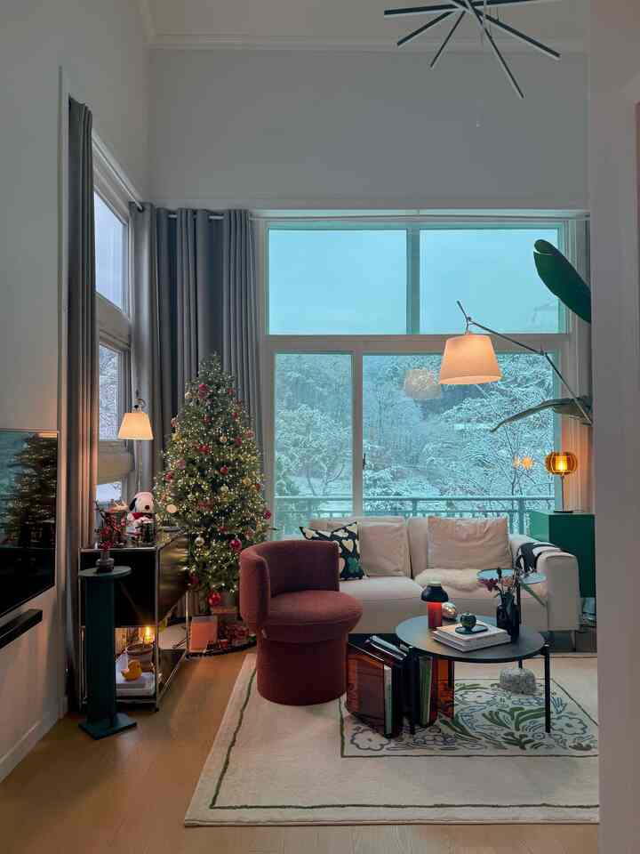 Minggu pagi, pemandangan bersalju yang tersembunyi sejak Sabtu malam lalu
terungkap.

#RumahHariIni #콘수프기록집 #콘수프기록 #크리스마스트리 #아무트리챌린지 #크리스마스소품 #크리스마스에진심인편 #눈오는날 #설경 #거실인테리어 #전원주택 #전원주택라이프 #주택살이 #거실 #조명 #조명인테리어