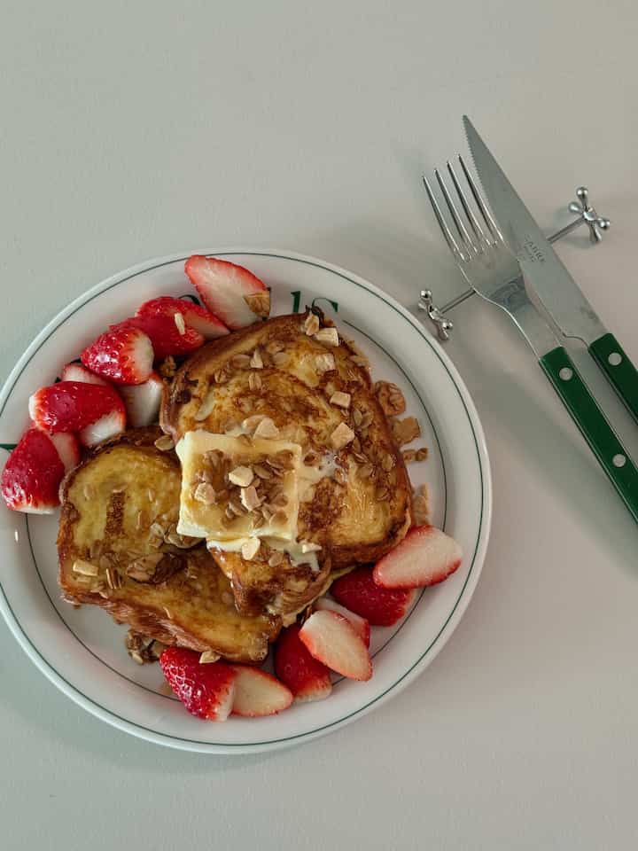 ＃コンスープ記録集
私の子供がとても好きなフレンチトースト、
食パン厚く切って作るとどれほどおいしくなります！

甘酸っぱいイチゴと柔らかいパンの組み合わせが個人的にフレンチトーストと食べるどんな果物よりも美味しいと思います！
皿とカトラリーの色を緑色に合わせたらクリスマスのようでとてもきれいですよ🎄



＃クリスマス＃クリスマスデコ＃クリスマスレス＃クリスマス装飾＃クリスマスパーティー＃暖炉コンソール＃暖炉＃クリスマス＃ミニリス＃リビングルームインテリア＃おにぎり＃子供の食事＃ホームブランチ＃ブランチ＃クリスマス料理