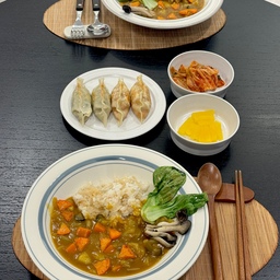 따뜻한 카레가 생각나서 만들어봤어요🤎
중간매운맛이라고 해서 샀는데 제 입맛엔 너무 순한맛 ..
다음에는 더 매콤한 맛으로 먹어봐야겠어요 🔥
오뚜기 카레와 별반 다르지 않은 것 같아서 아쉬웠지만 (갓뚜기...) 그래도 구운 채소 곁들여서 더 맛있게 먹었어요 🍛🥄
대나무 테이블매트는 다도할 때뿐만 아니라 일식 분위기 낼 때 깔기 참 좋네요 :)
#오늘의우리집 #콘수프기록집 #주방 #카레라이스 #카레 #카레요리 #카레그릇 #파스타그릇 #카네수즈 #시라쿠스 #카네수즈접시 #시라쿠스접시 #테이블매트 #대나무테이블매트 #트라몬티나 #식기추천 #자주추천템 #자주식기 #자주그릇 #자주접시 #한그릇요리 #한그릇음식 
