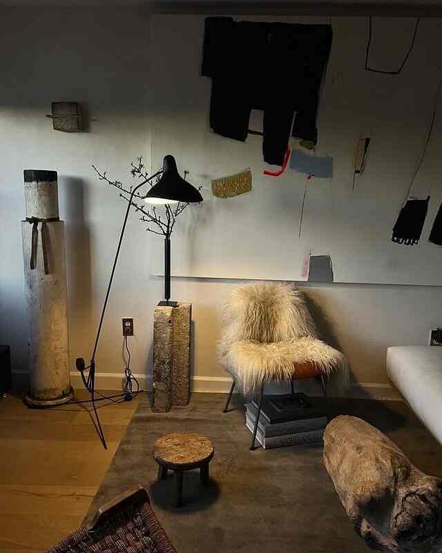 A little corner to slow down, sip something warm, and get lost in a good book. My cozy reading nook is all I need today.

#ReadingNook #CozyCorner #HomeVibes #InteriorInspo #BookLovers #CalmSpaces
Credit: @sacha.strebe