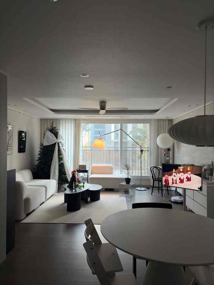 木を移動する前にもう一度写真を残してみようと撮りましたが、別の角度で撮るのでスペースがあまりきれいに見えますよ☺️クリスマスツリーもう7日間だったので移動しないかと思います！家にクリスマスの小道具をあちこちに飾ってくれましたが、とてもきれいでしょう❤️冬なので赤い色の小物たち以上きれいに見えます!!!☺️

＃コンスープ記録集 
＃ホームスターグラム＃ホームスタイリング＃インテリア＃ストーブ＃冬インテリア＃冬＃リビングインテリア＃リビングスタイル＃クリスマス 