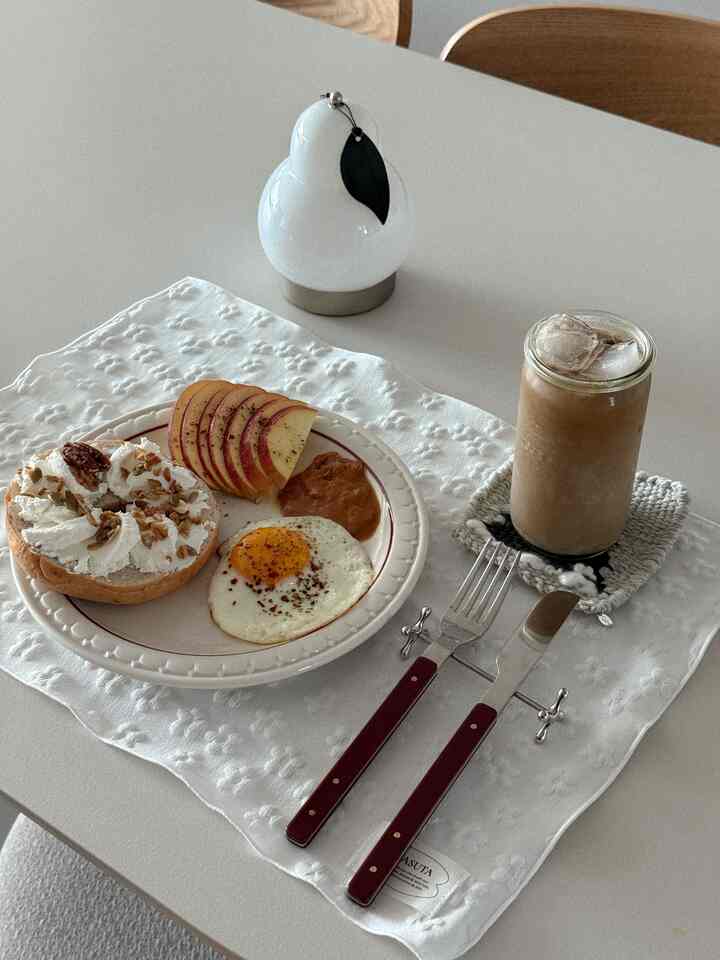 ＃コンスープ記録集＃今日の私たちの家＃ホームブランチ
上げてみると、どんどん食べるものが多くなりますね。
今日はウォールナットベーグルにグリックヨーグルトをいっぱい塗り、
その上にココナッツクランチグラノーラを上げました。
そしてリンゴは薄く切ってオリーブオイルを軽く振りかけ、胡椒に着替えました。
ピーナッツバターと日当たりの良いサイズアップの卵の1つ、そして豆乳で作ったラテまで - シンプルだが素敵な朝ではないでしょうか？

一歳一歳年をとるほど健康を取らなければならないという考えが入ってきて、最近は元気に食べてみようと努力しています！
￼


＃キッチンクロス＃おじいちゃん＃ホームクック＃ホームブランチ＃キッチンウェア＃プレーティングに心から