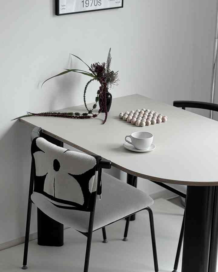 白と黒のトーンのダイニング、シンプルなテーブルと椅子が配置されたモダンなインテリア