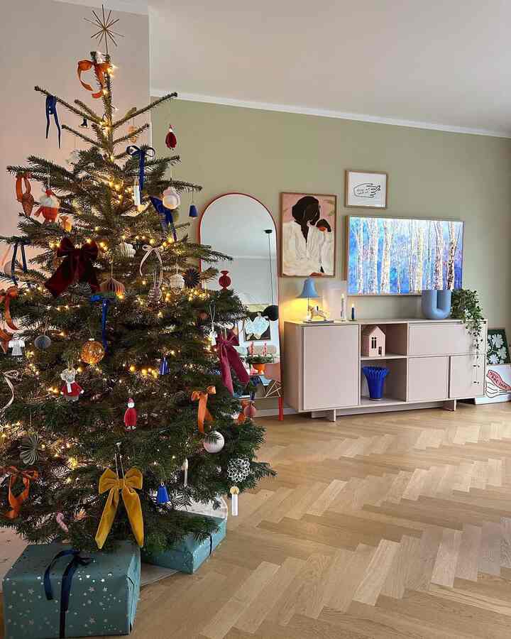 Soft lights, playful ornaments, and a Christmas tree full of stories.
Warm glow filling the room, ready for the holidays.
Festive, joyful, and beautifully lived in.

Credit: @hej_sylwi

#ChristmasHome #HolidayLiving #FestiveInterior #ChristmasTreeDecor #CozyChristmas #ScandiChristmas #HolidayVibes #ColorfulChristmas #WarmInteriors #ChristmasAtHome #SeasonalStyling #InteriorInspo #HolidayMood #ModernChristmas