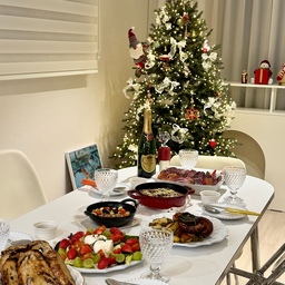 전날부터 고군분투하며 준비한 시댁 가족들과 함께한 연말 홈파티✨🎄
✔️문어 뽈뽀
✔️가지롤리티니
✔️홍가리비찜 + 가리비찜 육수에 파스타면 추가
✔️브리치즈방울토마토구이
✔️브라타치즈눈사람샐러드
그 중 제일 인기가 좋았던 메뉴는 가지롤리티니.
버터에 노릇하게 구운 사워도우와 곁들이니 너무 맛있었어요👍
문어뽈보는 자숙문어지만 통후추, 레몬 넣고 30분 푹 삶았더니 부드러워서 좋더라구요!
그리고 대망의 브리치즈눈사람샐러드
눈코입 만드느라 심혈을 기울었는데 귀엽죠⛄️❣️
비록 주방은 전쟁터가 됬지만.. 만족스러운 홈파티였어요
다들 행복한 연말 보내세요🥰❤️
#예쁜템최고야 #콘스프기록집 #홈파티 #홈파티메뉴 #연말파티 #연말파티음식 #크리스마스음식 #홈레스토랑 #홈파티요리 #vbc까사 #vbc까사인칸토 #코스타노바 #디너접시 #스타우브 #주물팬 #베이비웍 #예쁜접시 #예쁜그릇  #플레이팅 #플레이팅접시 #플레이팅필살템 #살림템 #주방추천템 #와인오프너 #알레시 #고블렛 #와인잔 #빌레로이앤보흐 #크리스마스트리  #맞팔 
