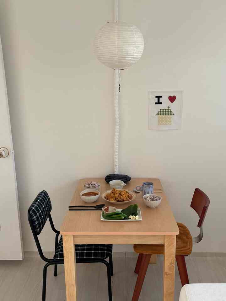 Meskipun merepotkan, aku tetap akan memasak makan malam di akhir pekan 🥱

#MejaMakan #테이블 #조명 #텐더의자 #바미르 #누노즈 #한지등