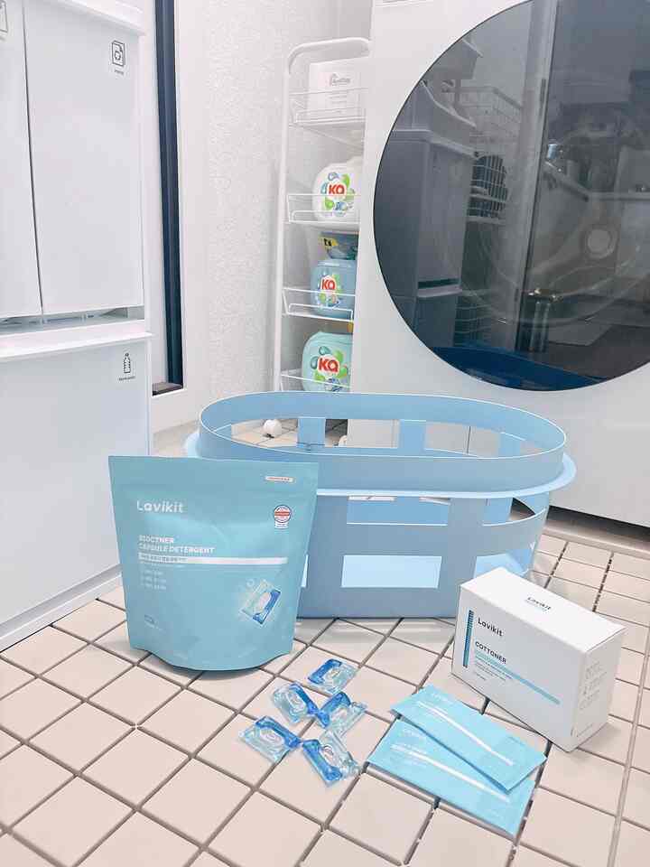 ＃コンスープレコードハウス＃サリムサル 

洗濯室に新しく入ったラビキット洗濯洗剤と乾燥時のシート 
ほのかな香りが長く残り、洗濯後、扉を開けるたびに気分がふわふわになります。
ドライヤーシートまで一緒に使うので、繊維がはるかに柔らかく、ふわっと仕上げられますね。
ホワイトトーンのランドリールームにも合うミニマルなパッケージが気に入っています:)

＃ラビケット＃洗濯洗剤＃カプセル洗剤＃洗剤推奨＃乾燥機シート＃ドライシート＃乾燥機シートおすすめ＃ヘイ＃ヘイバスケット＃バスケット＃hay＃デッキタイル＃タイル#ランドリールーム