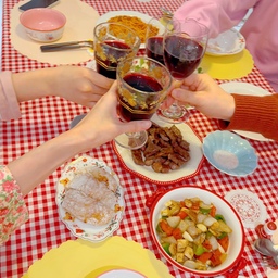 #콘수프기록집 #오늘의우리집 #연말홈파티 
#홈파티에진심인편 #집들이 #크리스마스 
#크리스마스파티 #가족모임 #주방인테리어
다들 주말 잘 보내고 계신가요~?😌
저는 어제 집들이 겸 송년회를 했답니다
멤버는 저희 부부랑 와이프네 이모, 이모부까지 
넷이서 도란도란 저녁 시간을 보냈어요🍴
따로 드레스코드를 맞춘 건 아니었는데 
모두 핑크로 맞춰 입은 거 있죠🤣🩷
(이모는 레드였지만,,!)
이모부 취향이 아기자기한 핑크 감성이라 
저랑 너무 잘 맞기까지!🤣
오랜만에 얼굴 뵙고 재밌게 수다도 떨다 보니 
어느새 시간이 훌쩍 가버린 거 있죠
역시 연말에는 즐거운 시간, 소중한 사람들과 
보내는게 뜻깊은 거 같아요💕
다들 따뜻한 연말 보내시길 바랄게요!🥰
