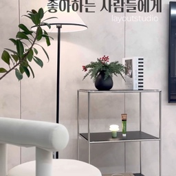 블랙🖤 모듈🖤 
제 최애 인테리어 포인트예요:)
이벤트 당첨으로 운좋게 받은 가구지만 
 꼼꼼히 고르고 선택해 내돈내산한 가구만큼 애정이 가는 아이템🍒 
색깔,높이,구조등 원하는대로 조절가능하고
무엇보다 디테일과 마감, 상판소재까지 맘에 들어요
🏷️레이아웃스튜디오 쉘즈 미드센츄리 키높은 블랙 600 
입니다
#오늘의우리집  #블랙앤화이트인테리어 #블랙선반장 #레이아웃스튜디오  #수납장 
#콘수프필름 #예쁜템최고야 