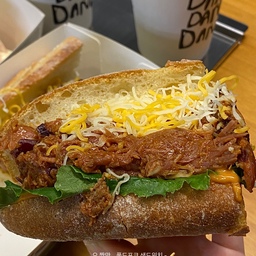 딸기 두부크림치즈바게트 (15,9)
콰쟉한 바게트 + 플레인 두부크림치즈 + 당도 최상 딸기 ..
딱딱한 바게트가 아닌 겉뺘속부 스타일의 고소한 바게트 
최강 조합이에요 
댄댄댄에서만 맛볼 수 있는 두크치 .. 진짜 이건 꼭 드셔보세요 .. 🍓
풀드포크 샌드위치 (16,9)
풀드포크 듬뿍에 적채가 식감을 더해주고 치즈도 왕 많이 뿌려져 있어요 ~ 풀드포크 소스도 맛있고, 치폴레 소스랑 넘 잘 어울려요 ! 약간 매콤 .. 든든해서 식사대용 샌드위치로 추천해요 - 🥖
#바게트샌드위치 #빵 #샌드위치 #신상카페 #서울맛집 #맛집 #맛집스타그램 #맛집추천 #맛집탐방 #중구맛집 #중구 #카페 #카페스타그램 #카페투어 #카페추천 #핫플 #핫플레이스 #빵스타그램 #빵순이 #딸기 #브런치