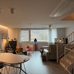 #콘수프기록집
#오늘의우리집
☔️🌨️
비 왔다 눈 왔다 그레이 그레이한 오늘,
전 더 다크그레이 되부랐다죠.🌚
아이가 B형독감 판정 띠로리🥲
이제 곧 있으면 방학인데,
방학에 엄마 넘 놀래지말라고
애피타이저 방학을 늘 선물해주네요 😞
독감 끝나지 않았어요. 다들 조심하시고 건강하게
크리스마스 맞이하세요🎄
#그레이인테리어 #컬러인테리어 #거실스타일링
#주택에살아요 #계단있는집  #조명인테리어 #조명스타일링 #겨울의우리집 #맞팔 