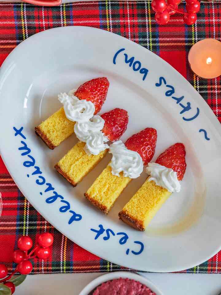 ＃クリスマスデザート＃スペシャルクリエイター

クリスマスの雰囲気はいっぱいで、作りは本当に簡単な超簡易クリスマスデザート紹介してみてください。

(1) クリスマスキャンドルデザート
キャンドルケーキは立てて作りたかったのですが、適当なパンを見つけられずに横になりました。
横になってもクリスマスの雰囲気はいっぱい感じられるので大丈夫ですか？
生クリームとイチゴだけを乗せば終わり！
とても簡単で、ぜひ作ってみてほしいとオススメしたいですね。

(2) コンビニエンスストア 満月の雪だるまケーキ
コンビニ満月に生クリームだけを載せてチョコペンでかわいい表情だけ描いてくれました。
娘がテクスチャを生かすと少しずつ絞って雪だるま作り、 
チョコペンで表情だけ描いてくれました。
いちごの周り最後のデコだけしてくれたら終わり～
満月パンが美味しくて味までいいです。
 
(3)雪だるまクリスマスクラッカー
丸いクラッカーだけ買ってチョコペンで描いてあげるだけで完成です。 
チョコペンだけ買っておけばいつでも作ってくれるので本当に手軽に作ってくれてよかったですよ〜ㅎ
個人皿の横にクッキー一つずつだけ置いてもクリスマスの雰囲気がいっぱいになりますね。 
明日にすごく近づいたクリスマス〜楽しい時間を過ごしてほしい〜 

＃今日の家＃今日の家クリエイター＃クリスマス＃クリスマスデコ＃クリスマスケーキ＃ケーキ作り＃クリスマスデザート＃クリスマスメニュー＃クリスマステーブル＃クリスマステーブルセット＃クリスマステーブル＃クリスマスホーム＃年末パーティー料理＃メイド＃コミュニケーション＃年末ホームパーティー＃オーホームストア＃プレーティング必殺技＃プレーティングテム＃プレーティングショット  
