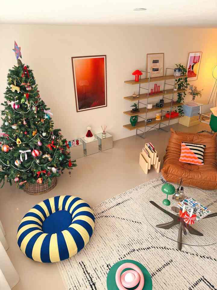 A cozy corner where modern design meets a touch of holiday cheer 🎄

Credit:@studiomysa.nl

#InteriorInspo #HomeAtmosphere #CozyCorners #ModernLiving
#DesignDetails #ColorfulInteriors #StyledSpaces
#LivingRoomInspo #HolidayVibes #WarmAndCozy
#HomeDecorIdeas #InteriorMood #EverydayDesign