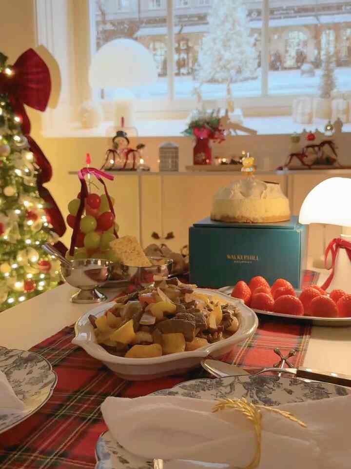 ✨🎄夫とドランドランクリスマスイブ🎄✨
ちょうどもちステーキ＆ウォーカーヒルチーズケーキと欠けていないイチゴ🍓そしてちょっとひどい果物の木と一緒に過ごしました🙊🤍

みんなメリークリスマスです🫶🏻

＃クリスマススイーブ＃夕方感性＃クリスマスホームパーティー＃ホームパーティー＃コンスープ記録集
