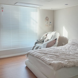 #살림살이 #콘수프기록집
침실 분위기 전환해볼까 싶어서 
커튼 대신 블라인드로 바꿔봤어요🫧
창이 큰 편이라 설치도 어렵고 
사이즈도 늘 고민이었는데
이번엔 생각보다 훨씬 수월하게 끝❕
이지픽스 브라켓 덕분에
못이나 드릴 없이 무타공 설치가 가능해서
벽에 구멍 낼 부담 없이 혼자서도 쉽게 설치했어요☺️
블라인드 설치가 이렇게 간단할 수 있다는 게
제일 만족스러웠던 부분🤍
블라인드는 맞춤 제작이라 큰 침실 창에도 
딱 맞게 떨어지고
들뜸 없이 깔끔하게 마무리되더라구요✨
오동나무 원목이라 무겁지 않고 
화이트 컬러도 차갑지 않아서
침실 분위기가 한층 더 정돈된 느낌🤍
원목 결이 은은하게 살아 있고 각도 조절도 부드러워서
채광 조절이 섬세하게 되는 점도 좋았어요.
빛은 부드럽게 들어오면서 사생활 보호는 확실하게❕
그리고 마음에 들었던 디테일👀
나무 끝 부분이 살짝 라운드 처리돼 있어서
전체 인상이 더 부드럽고 고급스럽게 느껴지더라고요🤍
설치는 간편하게 분위기는 확실하게 바꾸고 싶다면
이지픽스를 활용해 간편하게 
블라인드 교체해보시는 것 추천해요☺️
#원플러스 #블라인드 #오동나무블라인드 #이지픽스 #블라인드설치 #블라인드교체  #오르베나오동나무  #우드블라인드 #셀프블라인드설치 #공간변화 #오늘의집 #집꾸미기 #화이트블라인드 #블라인드추천 #블라인드맛집 #침실인테리어 #침실블라인드 #침실꾸미기 #침실 #안방블라인드 #안방꾸미기
#안방인테리어 #맞팔 #패브릭침대 #창문인테리어 #창문블라인드 #이너조깅 #바게보