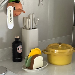 #살림살이 #콘수프기록집 👩🏻‍🍳
🥪 모도리 샌드위치 실리콘 키친 3종 세트
요즘 주방에서 제일 많이 손 가는 아이템👩🏻‍🍳
이름처럼 식빵·양상추·스크램블 디자인이라
보기만 해도 귀엽고 주방 분위기도 업그레이드!
게다가 샌드위치처럼 서로 포개서 보관 가능해서
깔끔하고 공간도 거의 안 차지해요✨
✔️ 식빵 냄비 손잡이
안쪽이 논슬립 엠보 처리 되어 있어서
뜨거운 냄비도 미끄럼 없이 안정적으로 잡혀요.
✔️ 양상추 냄비 받침
두께 3mm 초슬림인데 냄비 안정감은 탄탄!
반 접어서 손잡이처럼도 사용할 수 있어요.
✔️ 스크램블 국자 받침
움푹 파인 경사 구조로
소스 묻은 국자의 국물까지 모아줘서
조리대가 훨씬 깔끔해져요 👏
모든 제품이 플래티넘 실리콘 소재라
표면 밀도가 높아 위생적으로 오래 사용 가능하고
열탕 소독 & 식기세척기 사용도 가능해서 관리도 편안🤍
(단, 식빵 손잡이는 열탕 소독 제외)
고리까지 달려 있어서 세척 후 건조도 쉽고, 
걸어서 보관도 가능해요!
주방이 귀여워지면 
요리가 더 즐거워진다는 거
요즘 제대로 느끼는 중! 💛
#모도리 #주방템 #주방인테리어 #주방소품 #스타우브 #쇠테리어 #주방인테리어  #lx하이막스  #아르떼미데  #아르떼미데톨로메오  #조명인테리어 #테이블조명 #아기가사는집