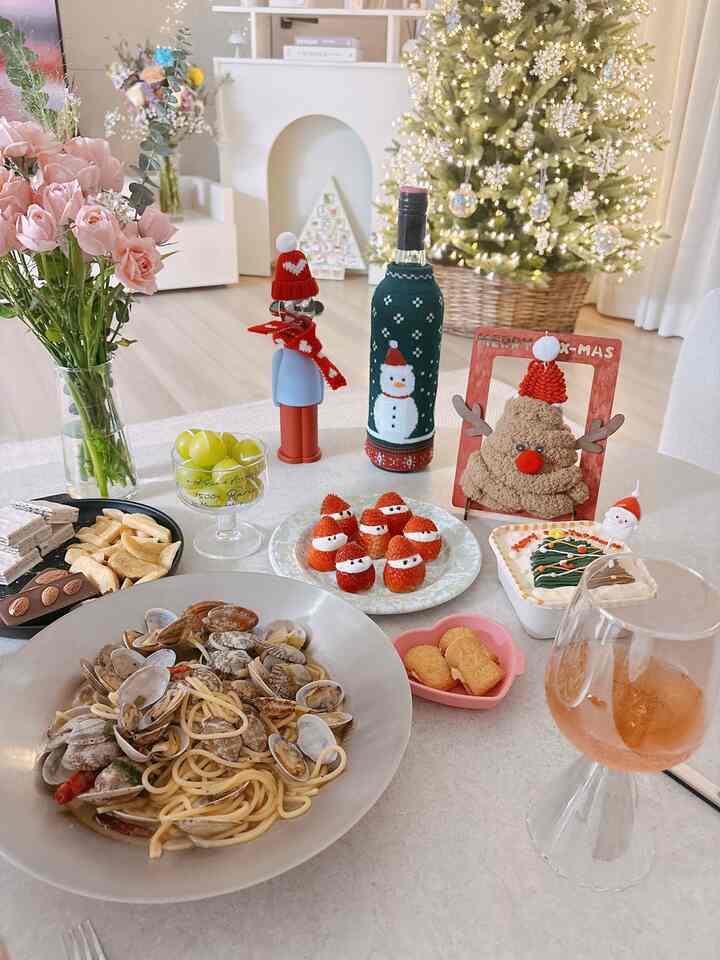 #콘수프기록집 #예쁜템최고야 

昨日クリスマスイブ、家族と簡単に準備して小さなホームパーティーをしました。
派手ではなかったが、一緒においしく食べて話を交わしたその時間が本当に暖かく、それでもっと長く記憶に残ると思います。お互いにクリスマスカードを渡して小さな感動も分かち合い、こんな普通の瞬間が集まってクリスマスをもっと幸せにしてくれるようです。  #크리스마스 #크리스마스파티 #크리스마스트리 #홈파티음식 #홈파티그릇 