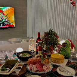 2025년 크리스마스 파티🎄
남편과 8번째 맞이하는 크리스마스네요 
참치 우니 단새우 삼합🍣
배가 부른 나머지 크레이프 케이크는 내일로…❤️
홍합살 가득 넣은 홍합탕 먹으며 
올해 고생했다며 다독여요.
저는 제가 부족하다 느낄때가 많아요.
그런 저에게 남편이 
“사랑이란 기다려주는거잖아 그렇게 선화를 사랑해줘”
라고 해주는데 눈물이 또르륵😭
함께해줘서 고맙구
올해도 고생했어❤️ 사랑해🥰!!
모두들 해피크리스마스 보내세요
#크리스마스 #크리스마스파티 #홈파티그릇
#홈파티음식 #와인오프너 #와인 #회접시 
#일식접시 #시라쿠스메이플 #무쇠팬
#베이비웍 #크리스마스장식 #크리스마스조명
#거실인테리어 #테이블웨어 #신혼부부 #신혼집
#34평인테리어 