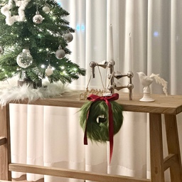 #콘수프기록집 #예쁜템최고야 
모두들 Merry Christmas 🎄✨
잘 보내고 계신가요?
저는 나비다드 산타가 보내주신 선물을 받았어요!
미니 트리 옆에 자리잡은 미니 그린치 리스✨
포실포실 퍼 리스라서 폭닥한 느낌
작으니까 더 왕 귀엽죠🫶🏻
모두들 행복한 크리스마스 보내세요
.
.
.
#리나홈 #협찬 #크리스마스 #크리스마스리스 #크리스마스트리 #미니트리 #미니리스 #리스 #트리 #우드벤치 #고재가구 #크리스마스데코 #거실 #거실인테리어 #스토프나겔 #나겔