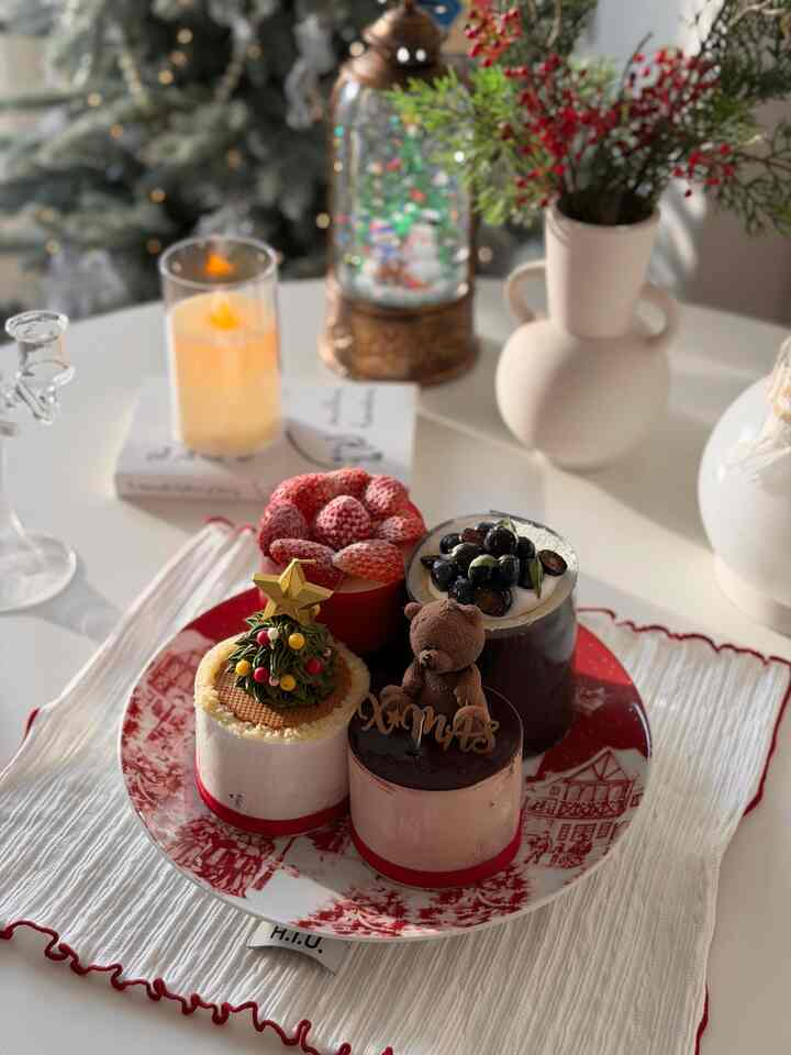 みんなおいしいクリスマスケーキを食べましたか？ :) 
私は今回かわいいツリーとクマのあるホリデーケーキコレクションに選びました。 

家族の好きな味もそれぞれ違うしまたいつもケーキ食べて残ったものを切ってまた入れて保管するのも面倒だが 
要件一度に一つずつ取り出して食べればいいから楽に見えましたよ！笑 
今日はいちごケーキとクマのチョコケーキを食べましたが、とても美味しかったです…！ 😚

ボウルはフィリビットのノルディックプレートですが、大きめなのでケーキを入れるのも十分です。
雪が降るクリスマスの日にルドルフのそりが飛んでいく絵が描かれていて、クリスマスに使うのにぴったりです❤️
私は主に白皿だけを使用していますが、とても色味のあるボウルを使用しているので、気分が変わり、ホリデー感覚ができてよかったです。 


＃かわいいテム最高屋＃コンスープ記録集＃クリスマス＃クリスマス小物＃ホームパーティー＃クリスマスケーキ＃ホームカフェ＃プレーティング＃ボウル収集家＃クリスマスプレート 
