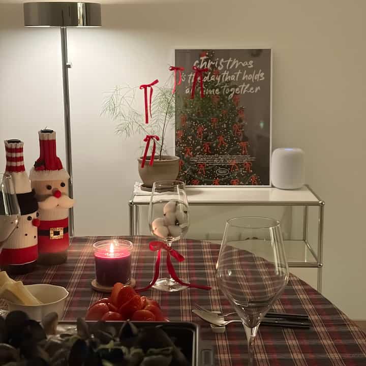 #콘수프기록집 #예쁜템최고야 #크리스마스파티 
Did you have a happy Christmas? 🎄♥️
I failed at making a strawberry tree, but hehe.. hehe

The combination of my favorite wine, vongole pasta, and mussel soup
made a wonderful evening :) 
I wonder why cold sparkling wine with hot food
is so delicious these days.. My seafood lover
can't help but
get lost in this winter when my appetite is whetted. 🤤 Enjoy the rest of the year with lots of delicious food!
I hope you end it happily ♥️♥️