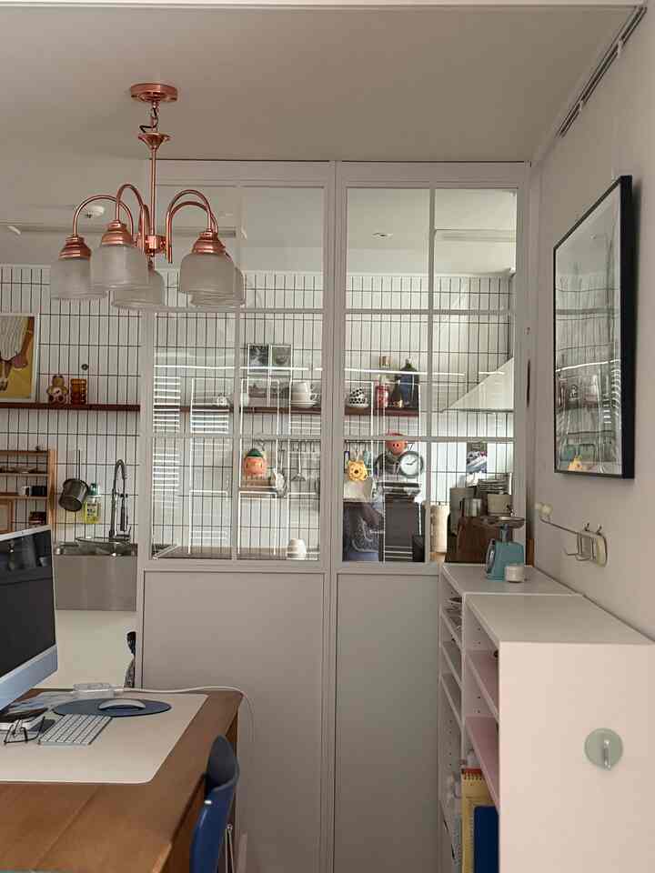 #年末消費
▫️アイテム名：）ミズンハイム+デュークスチールカリフォルニアパーティションガラス打球
▫️価格：）1個あたり131,955ウォン
▫️満足度:) ⭐️⭐️⭐️⭐️⭐️
▫️コスパ比：）⭐️⭐️⭐️⭐️
▫️活用度:) ⭐️⭐️⭐️⭐️⭐️
▫️耐久性:) ⭐️⭐️⭐️⭐️
🏷️ 説明 
メリット:) ミズンハイム カウォールは天井と床でさすがに倒れずによく支えているのだろうかという疑問のため購入を躊躇しましたが、いざ設置してから半信半疑した私の心は京畿道誤算だったんですよ！ 
ドアをつけることもできず、遮蔽カーテンをしようと、何か不足な空間があるなら本当に1秒の迷わずにおすすめしたいです。欠点:) 一つの残念な点があれば移動可壁であるので、ガラスよりポリカーボネートのような（ガラスとプラスチックの中間）材料であれば、より安全に使うことができると思います。 


▫️アイテム名：）バミルナッツティーカラースツール 
▫️価格：）58.500ウォン
▫️満足度:) ⭐️⭐️⭐️⭐️⭐️
▫️コスパ比：）⭐️⭐️⭐️⭐️
▫️活用度:) ⭐️⭐️⭐️⭐️⭐️
▫️耐久性:) ⭐️⭐️⭐️⭐️
🏷️ 説明 
メリット:) 当店はダイニングテーブルが2400にもなる大型サイズです。だからリビングに別々にショパテーブルを置かなかったのにないので、またカップ一つ置く席がなくて不便でした。負担のないサイズを探すスツールとしても活用できるバミル製品に出会いました。 
思ったようにサイドテーブルで素晴らしかったし、食卓でも椅子の役割をとても上手ですね。 
短所:) 単純組立ですが説明書がなかった点（お客様配慮次元未熟）が残念でした。また木材の材質なので内側仕上げが少し荒いです。最後に床面に触れる部分に騒音防止のステッカー程度は同封してくれて本当によかったです。  私は別々に貼りました。細部が生き残りました^^


2025年の年末精算をしてもう一度スマートな消費をしたが、振り返る時間を持ってみました😁



＃記録チャレンジ＃ミズンハイム＃ガラスの壁＃鉄製の壁＃イケアの飾り屋＃フレンチインテリア＃スツール推奨＃スツールチェア＃スツールインテリア＃バミル＃バミルナッツティースツール＃原材料スツール＃マルチタップカバー#大型ダイニングテーブル #ウッドダイニングテーブル #ウッドテーブル



